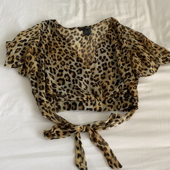 AQUA Leopard Crop Tie Blouse - Picture 2 of 10